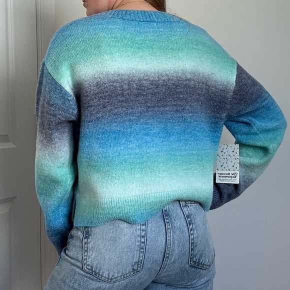 Ombré V-Neck Crop Cardigan With Pockets - Picture 9 of 10